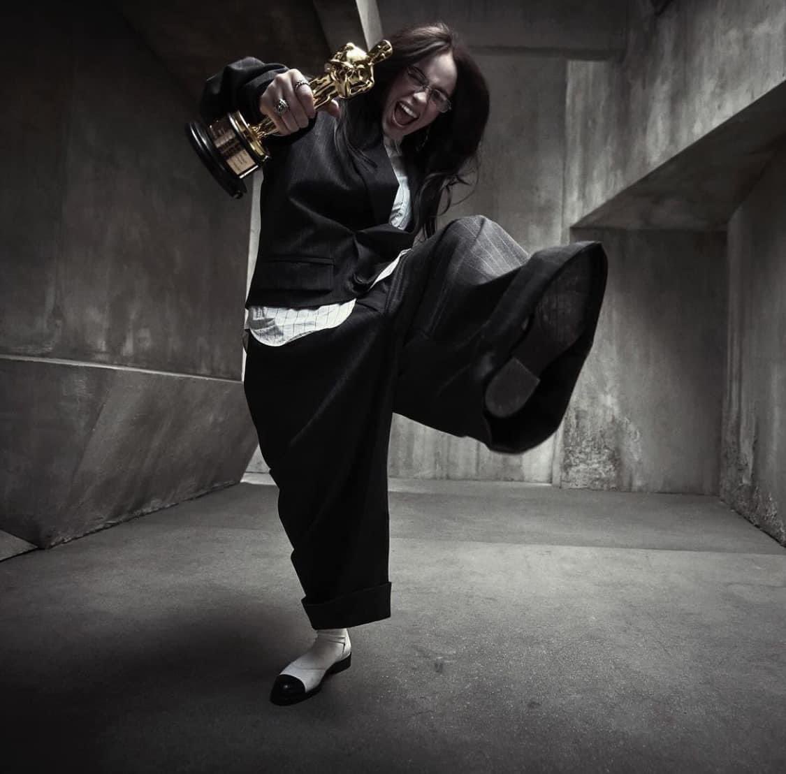 👏🏽 #BillieEilish deja una marca imborrable al hacer historia como la mujer más joven en ganar dos premios #Oscar. A sus 22 años, su canción "What Was I Made For?" de la película #Barbie, junto a su hermano Finneas, le otorga el prestigioso galardón a la Mejor Canción Original.