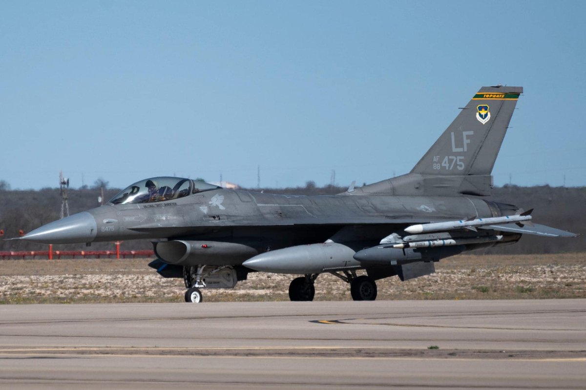 HRS4NTOS's tweet photo. Aeronaves que participaron en el espectáculo aéreo "Fiesta of Flight 2024".
#fiestaofflight2024 #F35DemoTeam #ToraToraTora #randyball #laughlinAFB #extra300 #WingsOfBlue
#DarnellRacing #FuerzaAereaMexicana https://t.co/jZoLJIvwTs