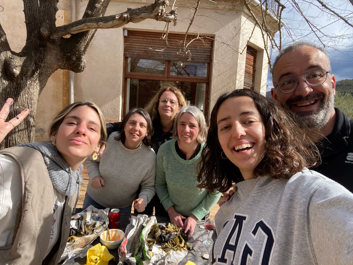 Avui la sogra fa 80 anys i aquest cap de setmana ho hem celebrat com si no hi hagués un demà amb tota la família al complert a una masia brutal. 
Un dia per no oblidar i repetir cada any!!