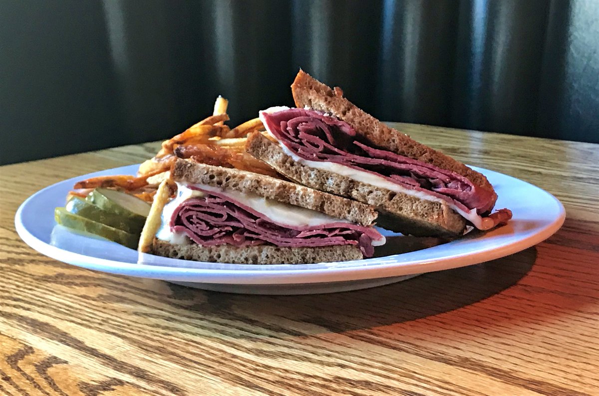 tumanstap's tweet image. #StPatricksDay specials March 16-17! We're featuring #CornedBeefandCabbage Dinners (corned beef, cabbage, baby red potatoes and carrots), #CornedBeefandSwiss on rye + #Guinness, #Paddys and more! Hit the link for details: ow.ly/5F2n50QPAxL
(pic: TLM) #stpatrickschicago