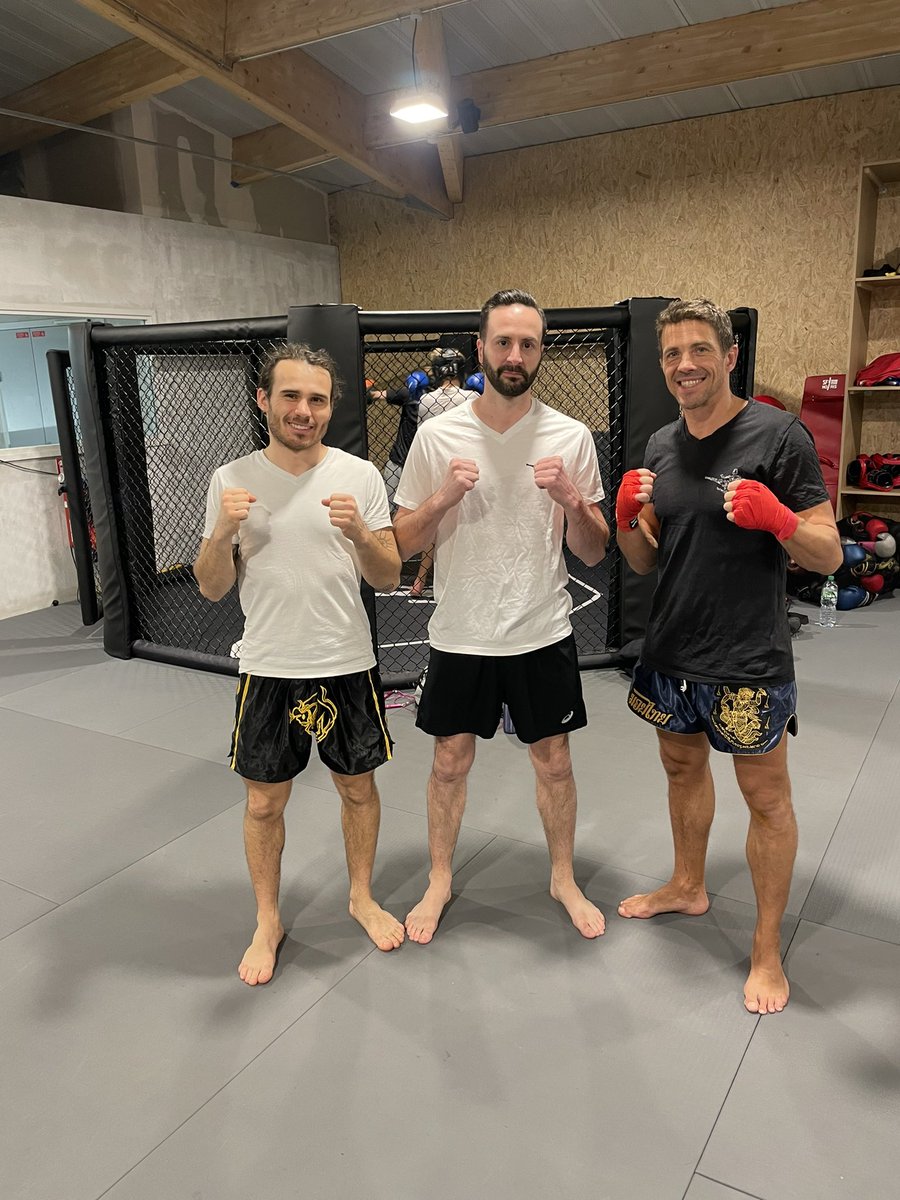 aspassy's tweet photo. Nicolas, entre les 2 profs Quentin et Gilles, est le 700ème adhérent de l’AS Passy 2023/2024. Cela ne fera pas les grands titres de la presse et pourtant c’est historique pour notre club et pour les sports de combat français https://t.co/by31Qx7phD