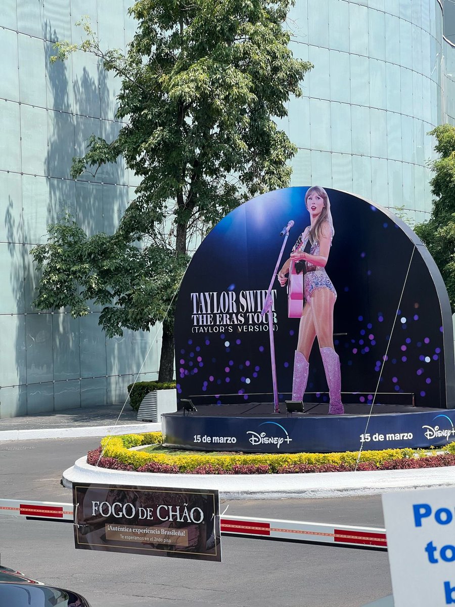 tayswiftmex_2's tweet photo. 📸| Otro promocional de ‘The Eras Tour’ en Perisur en la CDMX.

@disneyplusla @RadioDisneyMX https://t.co/Qb2Jt5wE9i