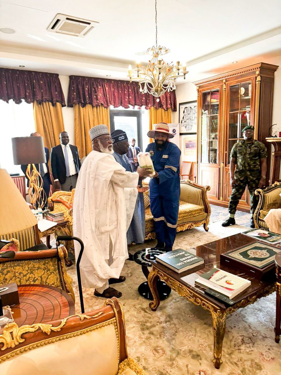 Abba_SZN's tweet photo. President Tinubu visited former presidents Ibrahim Badamasi Babangida and Gen Abdulsalam Abubakar Abubakar in Minna after commissioning the newly remodeled Bola Ahmed Tinubu International Airport, launching the agro-processing zone.
#PBATInMinna #NewNiger https://t.co/0V5jenaKMk