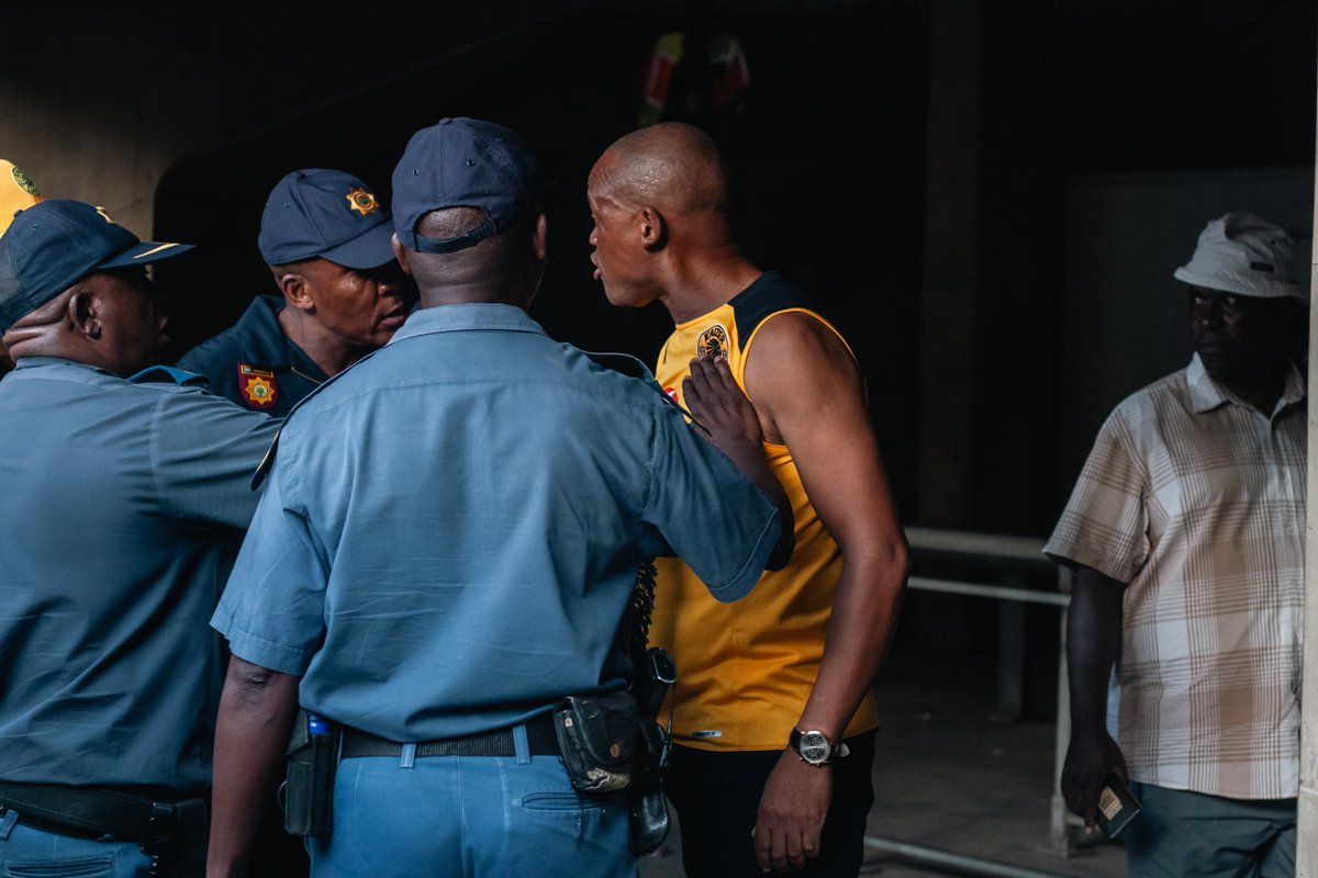 seeya_fota's tweet image. Agony for @KaizerChiefs fans and bragging rights for @orlandopirates fans during the soweto derby at the FNB stadium Johannesburg, 9 March 2024 / ©️ Siyamazi Khathola #canonrsa #canonphotography #photojournalism #SowetoDerby #DStvPrem