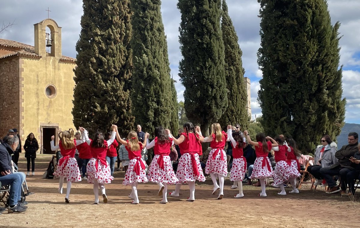 gitaneslametlla's tweet photo. Ahir, finalment, la colla de Mitjanes va participar en la ballada a Puiggraciós amb les colles de Santa Eulàlia de Ronçana, en motiu de l’arribada de les monges al Santuari fa 50 anys 👏🏻😍

#gitaneslametlla2024 #balldegitanes https://t.co/SKjvQ7EY4f