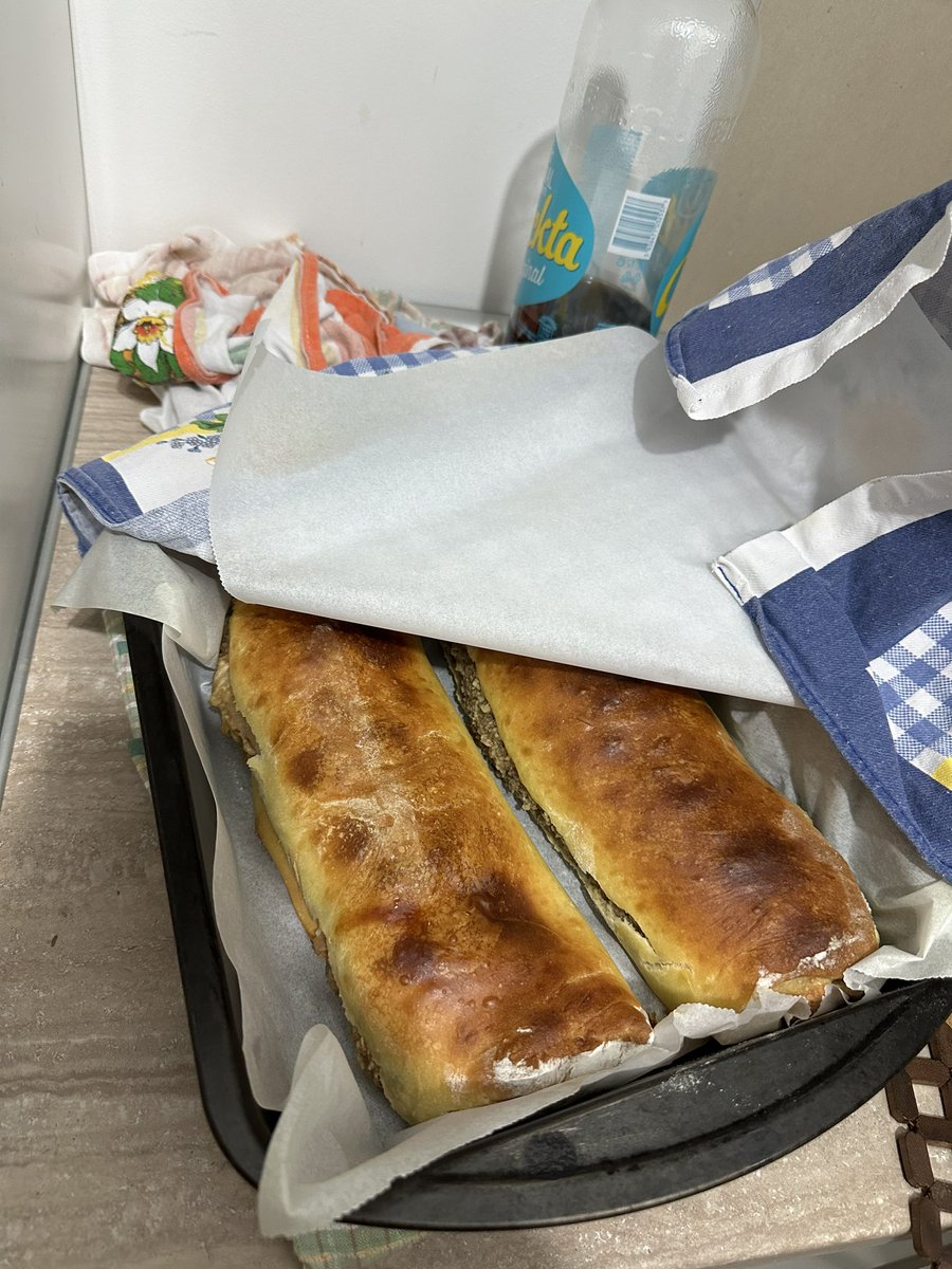 27_n1k0's tweet photo. Gledanjem #masterchefa, otkrio sam ljubav prema kuvanju i spremanju hrane. Danas prvi put štrudla napravljena!
Jeste da je malo napukla zbog više nadeva, ali javljam utiske. https://t.co/y4MmTOOknI