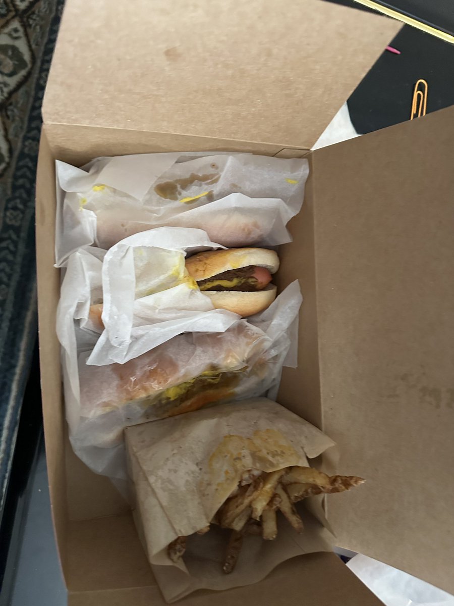iSimply_Tweet's tweet photo. Whenever I’m in the city, I always gotta get #TheVarsity https://t.co/SHGXgQIxll
