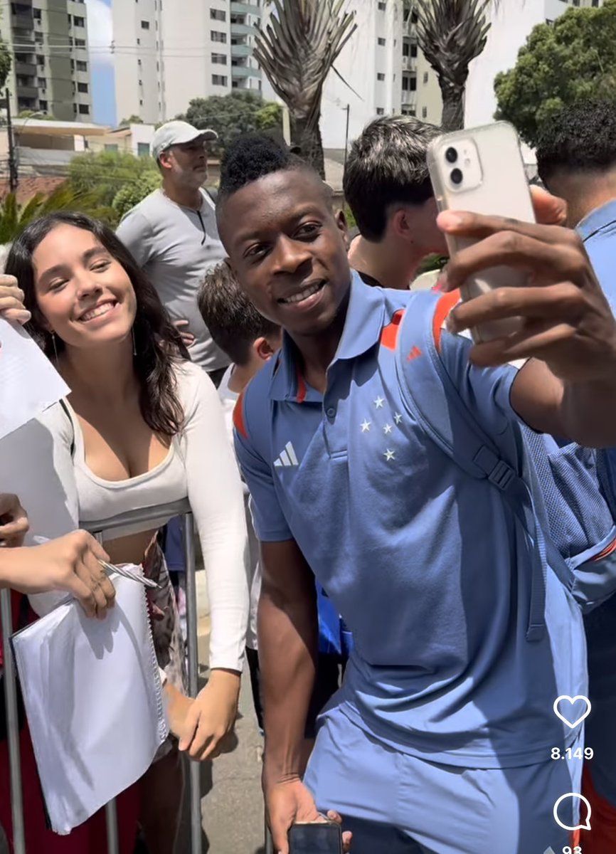 Essa menina é diferenciada! Não é qualquer um que deseja tirar foto com o Palacios rs