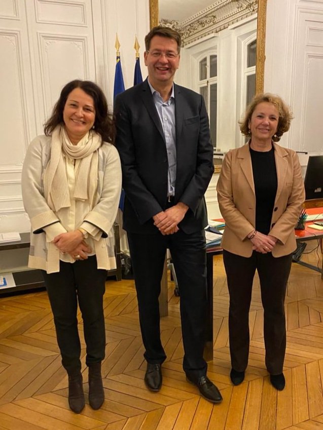 UTP_Fr's tweet photo. Rencontre entre la Présidente de l’UTP @MA_Debon et le ministre @P_Vergriete ➡️ riche tour d’horizon des grands enjeux sociaux, environnementaux et financiers des #TransportsPublics urbains et #ferroviaires https://t.co/XJkJHQOLXP