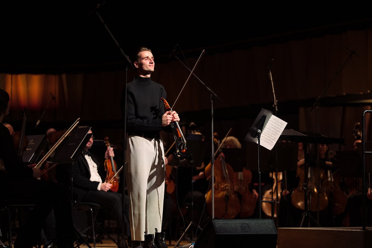 Thank you, Cēsis! Such a joy to share the stage at @VKCesis with the amazing Ainārs Rubiķis and @LNSO in my first performance of John Adams’ ‘The Dharma at Big Sur’ ❤️ 📸 by Anete Rudmieze @LatvijasRadio