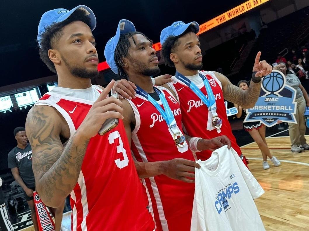 coachlisaj's tweet photo. Clark-Atlanta University SIAC 🏀Tournament Champions postgame Celebration
#3 Elijah Stewart from Chicago, Ill
#5 Jalen Williams from Dallas, Texas
#4 Andrew Stewart from Chicago, Ill.
pic-Imperial https://t.co/dR9PKE9w9B