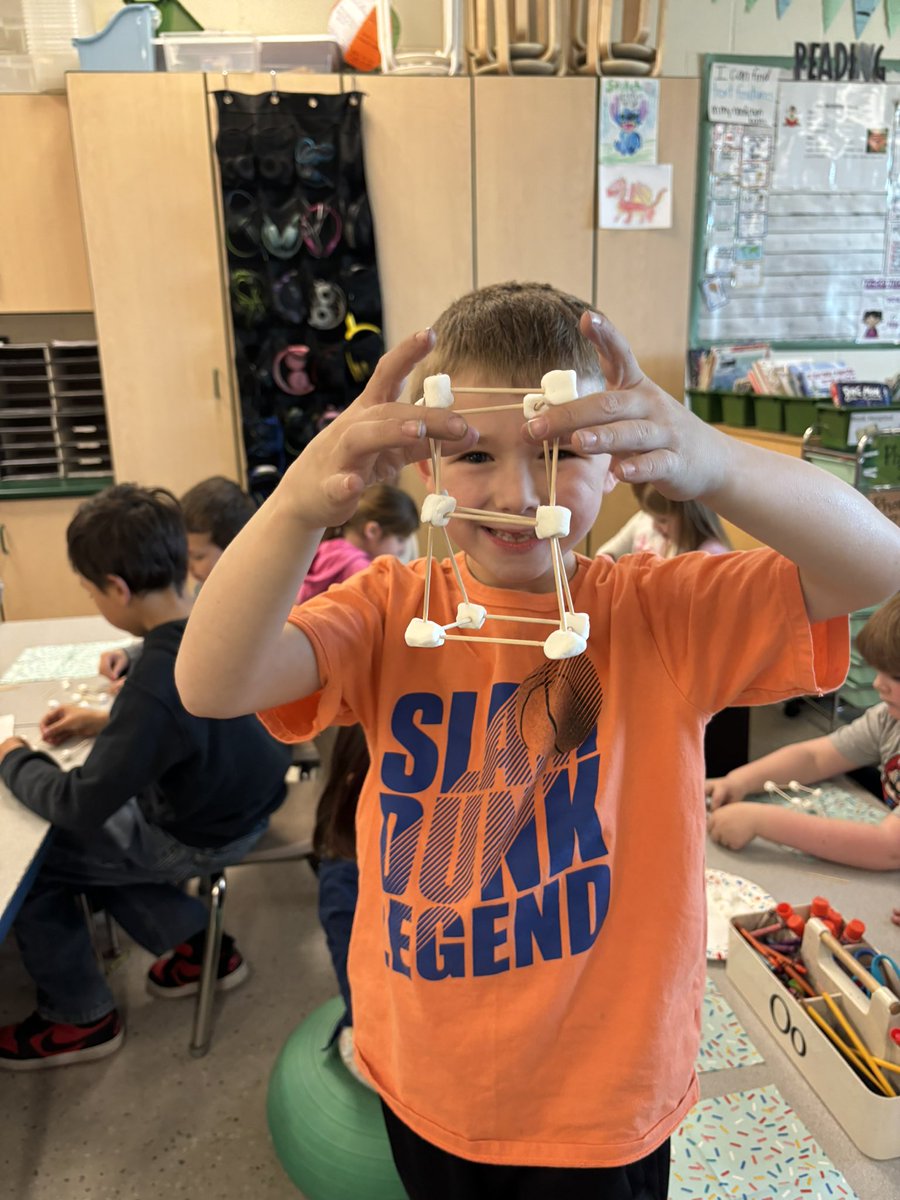 How many 3D shapes can we make using marshmallows and toothpicks? The possibilities are endless! <a href="/Creeksidetweet/">Creekside ECS</a> #WEareLakota