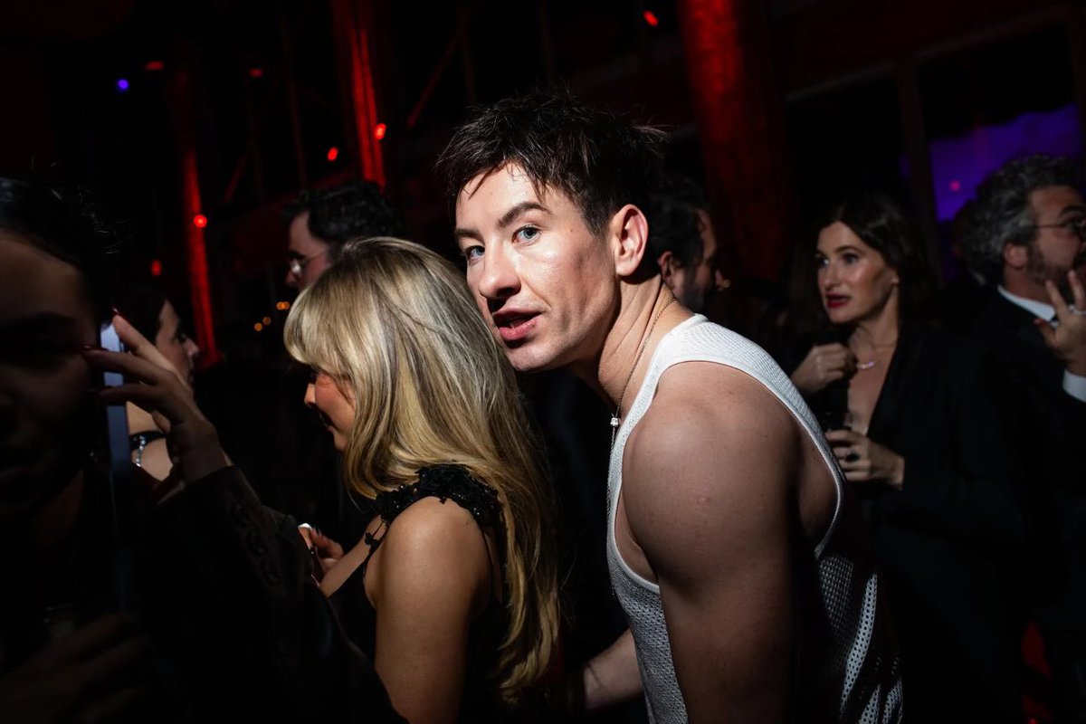 emmarobcerts's tweet image. mary jane in that one scene on the motorcycle in the scooby doo movie