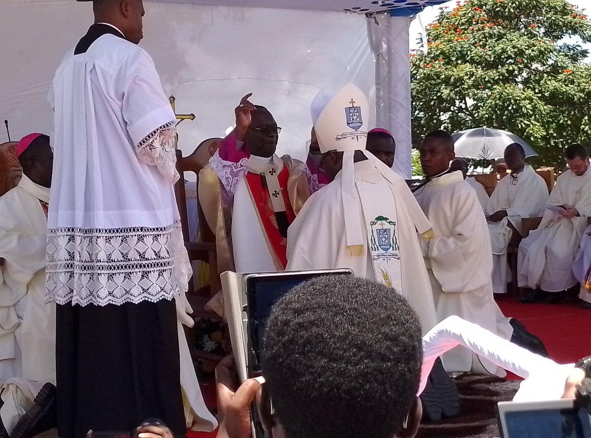 AntenneKatanga's tweet photo. INFO/ selon l'historique du Diocèse de kilwa kasenga, c'est pour la première fois que ce Diocèse trouve un Évêque Originaire Mgr #Désiré #Lenge #Mukwenye en remplaçant le non originaire Mgr #Fulgence #Muteba #Mugalu aujourd'hui élevé Archevêque métropolitain de Lubumbashi. https://t.co/rZya363afm