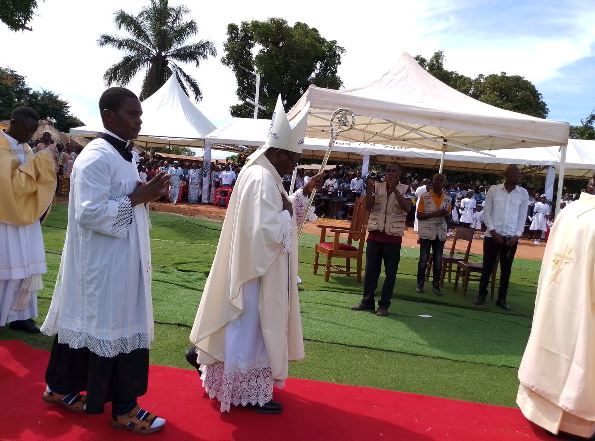 AntenneKatanga's tweet photo. INFO/ selon l'historique du Diocèse de kilwa kasenga, c'est pour la première fois que ce Diocèse trouve un Évêque Originaire Mgr #Désiré #Lenge #Mukwenye en remplaçant le non originaire Mgr #Fulgence #Muteba #Mugalu aujourd'hui élevé Archevêque métropolitain de Lubumbashi. https://t.co/rZya363afm