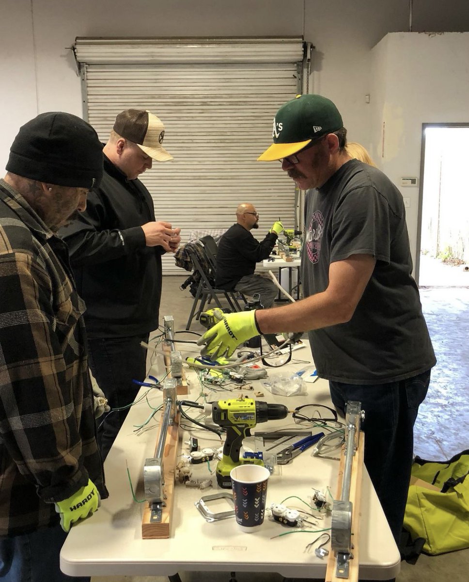 Saturday, CFROG + our partners @TCBCTC and @LIUNA guided pre-apprenticeship students in SB through the Day in the Life of an Offshore Wind Technician course w/ VR from @vinci_vr! Alongside a circuitry/wiring lab, they're learning what it takes to be an offshore wind technician!