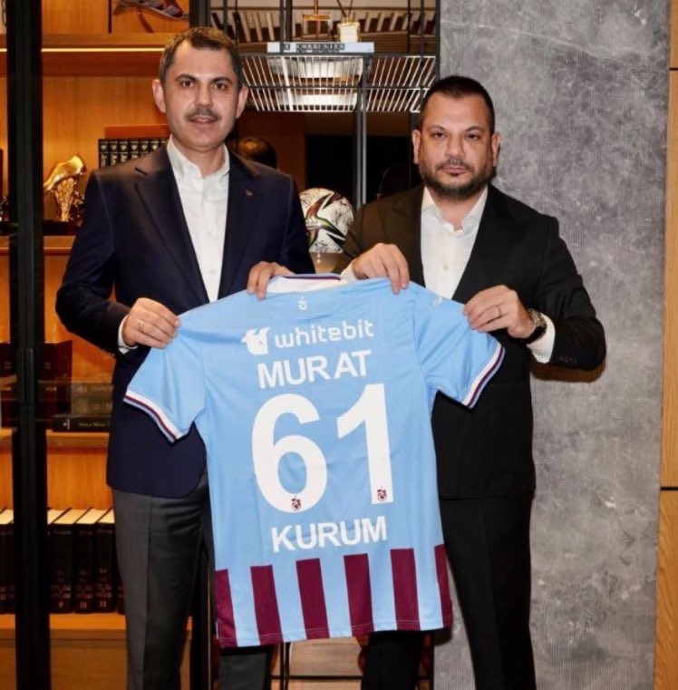 Adam İstanbul belediye başkanı adayı ama Fenerbahçe maçından önce Trabzon’a gidip Trabzonspor’u ziyaret ediyor. Kime oy veririz bilinmez ama kime vermeyeceğimiz çok net belli.