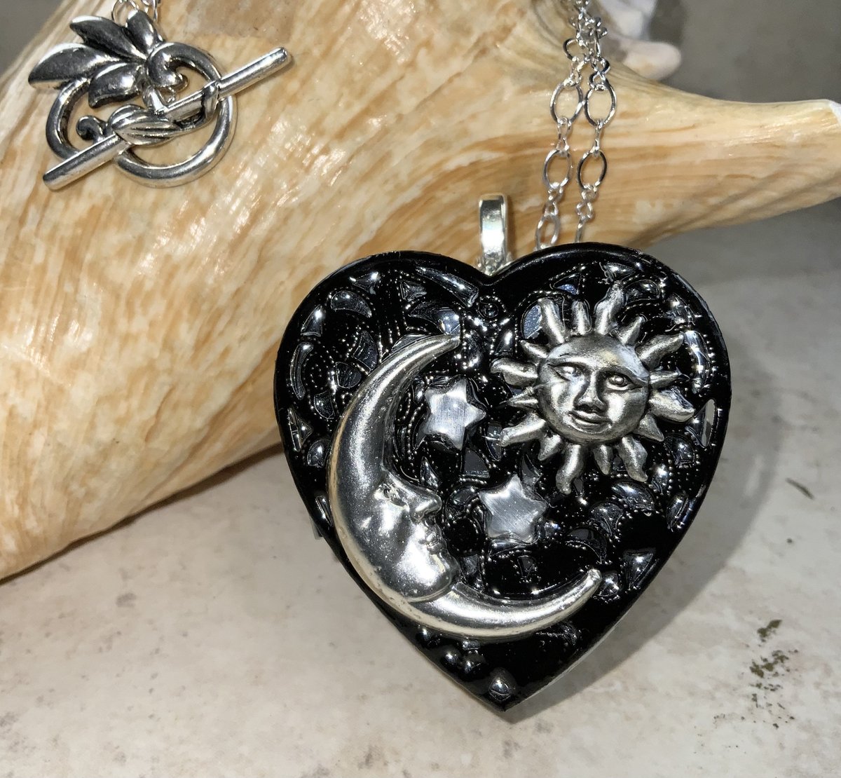 charsfavorite's tweet photo. Music Box, Heart Music Box Pendant, Music Box Jewelry, Musical Photo Locket, Music Box Necklace, Music Box https://t.co/11CpDh8IoT #Etsy #Charsfavoritethings #TinyMusicBox https://t.co/KHAn237VpY