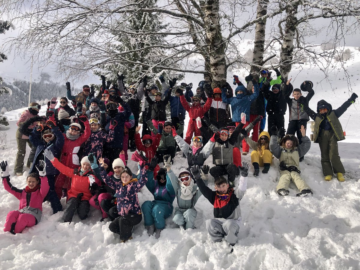 GrSteCroix's tweet photo. Nos élèves de 6e découvrent avec joie la neige et le ski! Belle semaine à eux ! #apprendreautrement #vivreensemble https://t.co/yKzLOKZjDN