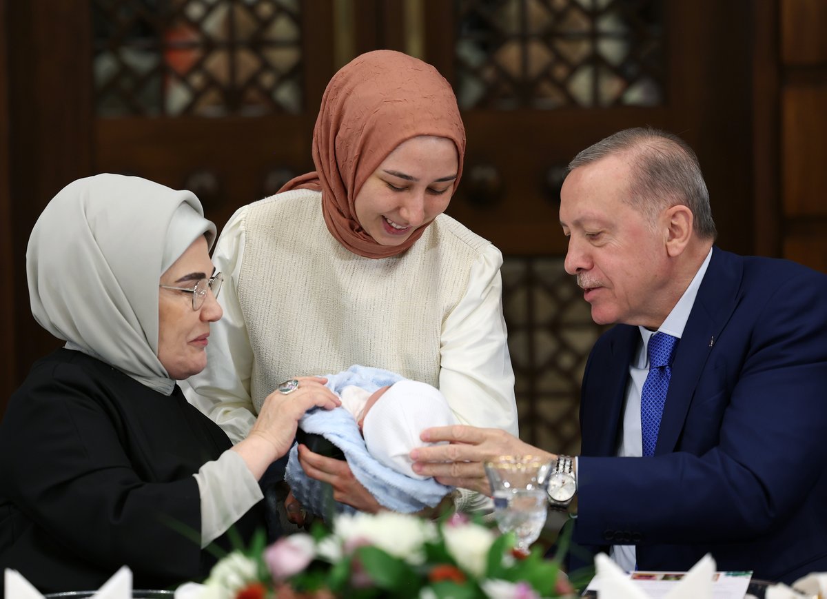 RTErdogan's tweet photo. Her Ramazan olduğu gibi bu yıl da ilk iftarımızı milletimizin emaneti şehit yakınlarımız ve gazilerimizle yaptık. 

Devlet protokolümüzün de iştirakiyle gerçekleştirdiğimiz bu iftar vesilesiyle, milletimizin ve tüm İslam âleminin mübarek Ramazan ayını tebrik ediyorum. https://t.co/d0orF8L7K9