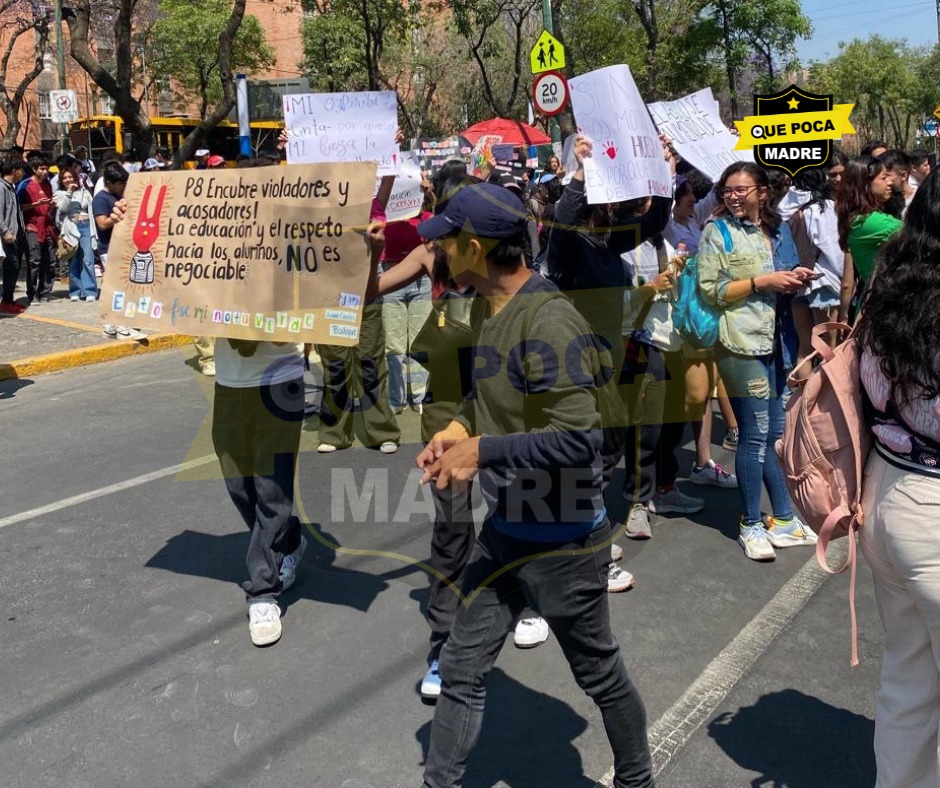 QuePocaMadreMex's tweet photo. ‼YA BASTA‼🤚 | UNA CLASE EN LÍNEA NO BORRA LOS ACOSOS 🤬📢🚫

Con pancartas y gritos, alumnos de la Prepa 8  (@Prepa8_UNAM) se manifiestan este #Lunes, contra presuntos casos de ac0s0, que han sido #Denunciados y de los cuales no han recibido ninguna solución, más que cambiar las clases presenciales, por clases en línea. 
"Eso es querer ocultar la verdad", dicen los inconformes y exigen a la @UNAM_MX, tomar en serio sus #Denuncias.