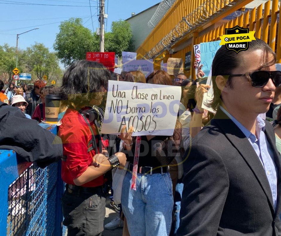 QuePocaMadreMex's tweet photo. ‼YA BASTA‼🤚 | UNA CLASE EN LÍNEA NO BORRA LOS ACOSOS 🤬📢🚫

Con pancartas y gritos, alumnos de la Prepa 8  (@Prepa8_UNAM) se manifiestan este #Lunes, contra presuntos casos de ac0s0, que han sido #Denunciados y de los cuales no han recibido ninguna solución, más que cambiar las clases presenciales, por clases en línea. 
"Eso es querer ocultar la verdad", dicen los inconformes y exigen a la @UNAM_MX, tomar en serio sus #Denuncias.
