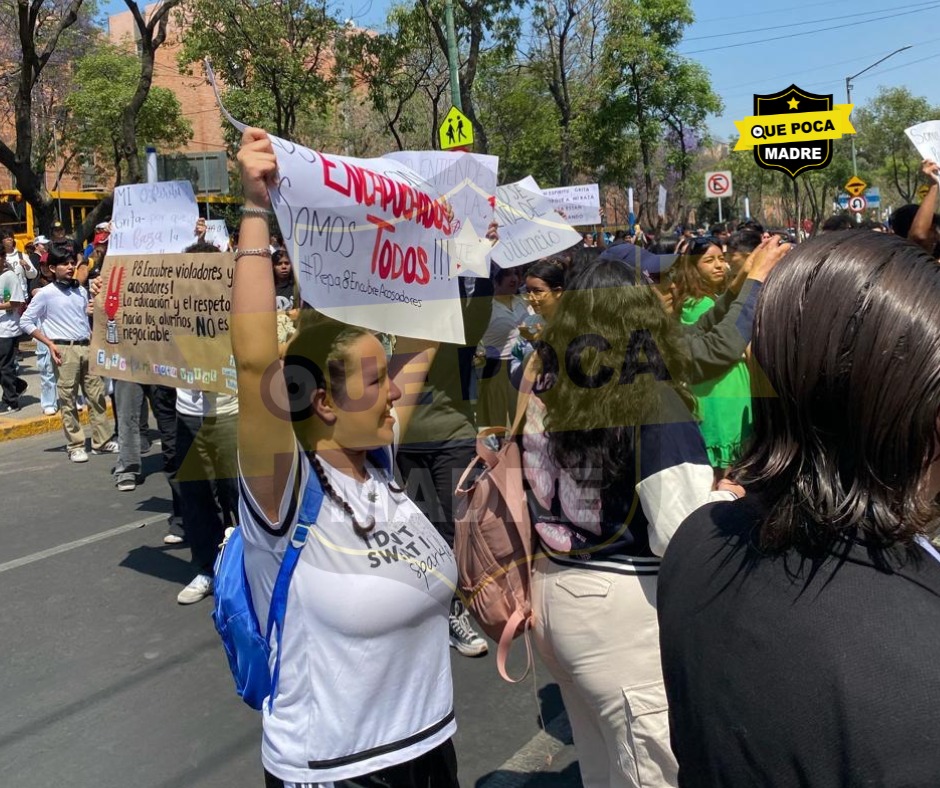 QuePocaMadreMex's tweet photo. ‼YA BASTA‼🤚 | UNA CLASE EN LÍNEA NO BORRA LOS ACOSOS 🤬📢🚫

Con pancartas y gritos, alumnos de la Prepa 8  (@Prepa8_UNAM) se manifiestan este #Lunes, contra presuntos casos de ac0s0, que han sido #Denunciados y de los cuales no han recibido ninguna solución, más que cambiar las clases presenciales, por clases en línea. 
"Eso es querer ocultar la verdad", dicen los inconformes y exigen a la @UNAM_MX, tomar en serio sus #Denuncias.