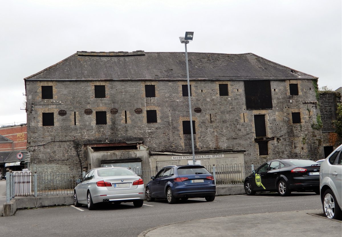 AnTaisce's tweet photo. Tullamore, County Offaly. This midlands Georgian town has by and large kept its older building stock in use. Some vacancy & dereliction of housing & industrial heritage is however found in places.
#DerelictIreland #Tullamore #BuildingsAtRisk #TownCentresFirst #HeritageAtRisk https://t.co/pebAW2NNNW