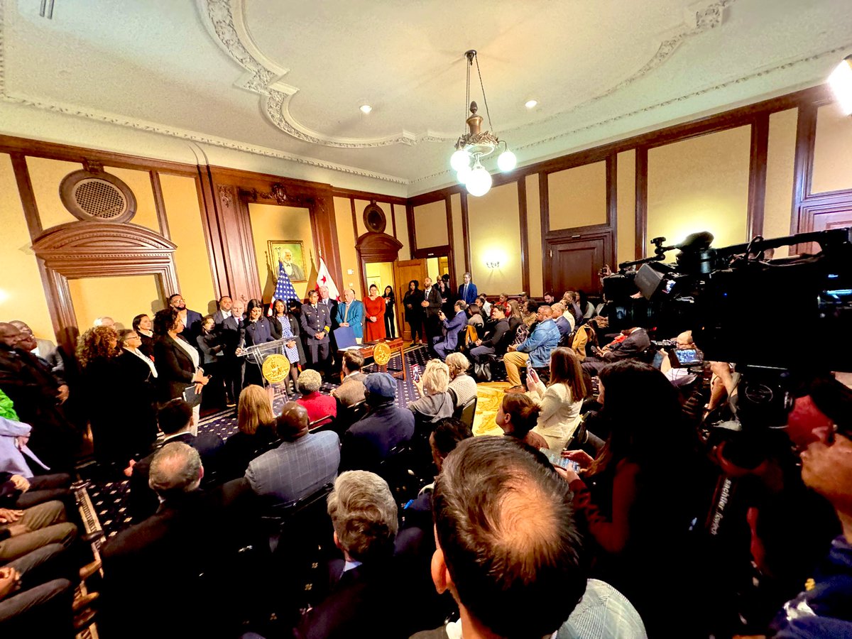 ricebilldc's tweet image. About to sign #SecureDC bill : @brookepintodc @MayorBowser @AnitaBondsDC @SafeDC &amp;amp; crowd
