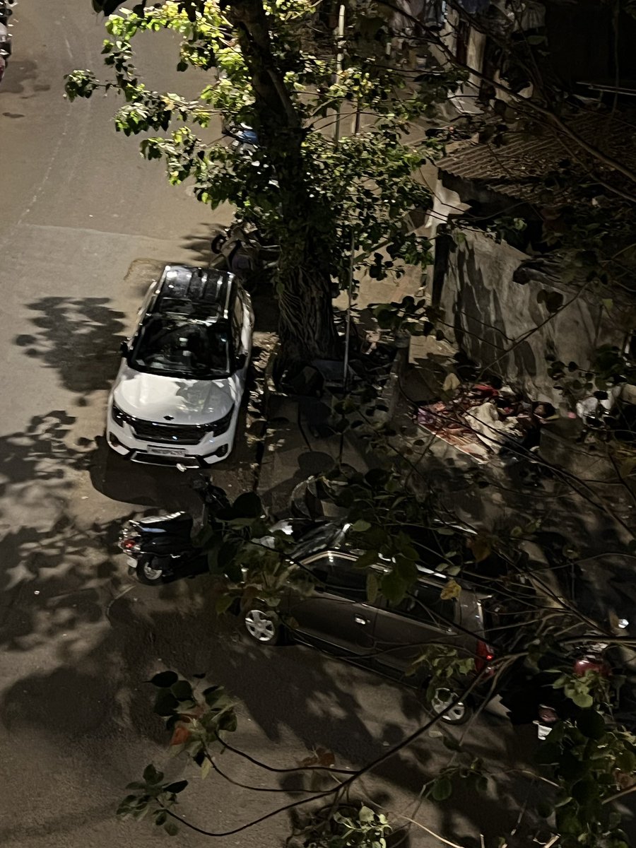 GowaliaTank2636's tweet image. #Tardeo is not capable or #Lazy.  @MTPHereToHelp not doing your job is why #DoubleParking #CornerParking #WideParking is a #constant at 1, Tejpal Road, Gowalia Tank, TARDEO, #Mumbai 400026.  #No #Fear of #traffic #police or Rs 1500 ka fine  #NoAction @MumbaiPolice @CPMumbaiPolice
