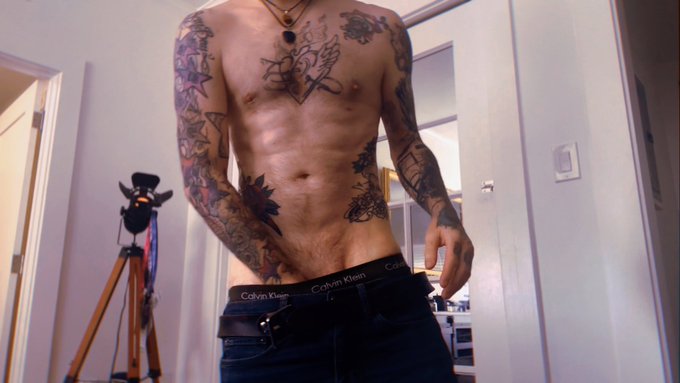 The fuck is my left hand doing?? Full video on, erm, sites https://t.co/nX98k5fxfp<a href="/tag/whenwewereyoung"class="tags"><span>#whenwewereyoung</span></a><a href="/tag/twitchconlasvegas"class="tags"><span>#twitchconlasvegas</span></a>