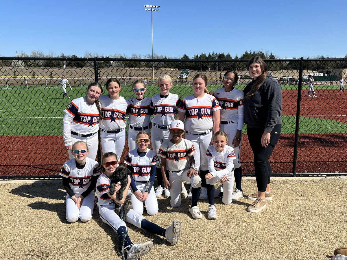 XLD2031's tweet photo. Had a great weekend with my @2K12TopGun sisters!! We battled through some obstacles and grew together! Thanks to my pitching coach @e_wat25 for supporting me and helping my team out! 🧡💙✈️ #tgf #flyabove https://t.co/TMZHC2stXG