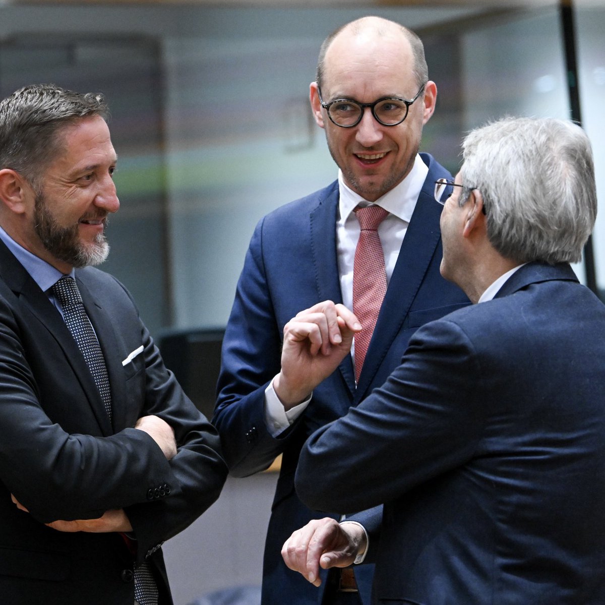 Finance ministers gather in Brussels today for the monthly #Eurogroup meeting. They discuss the macroeconomic developments and fiscal policy in the euro area in 2025 and the future of the Capital Markets Union.