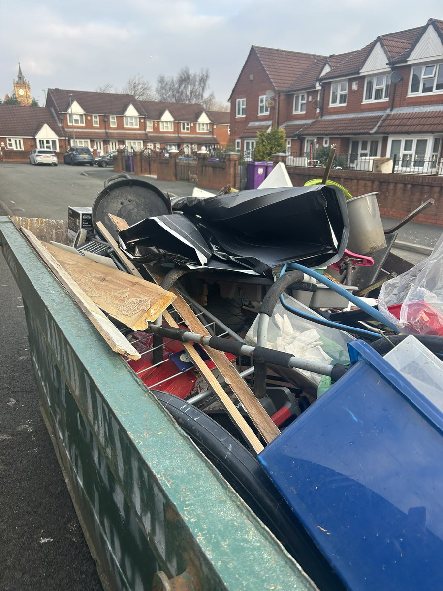 EllieByrnecllr's tweet photo. Fab skip day around Pear Grove, St Michael’s Grove and surrounding streets. Huge thanks to @lpool_LSSL and my Ward Officer Maria Garrity, who assisted elderly residents all morning. This is part of the #KeepBritainClean Campaign. 🫶🏼🖤 @LiverpoolLabour https://t.co/HcM4kytOfy