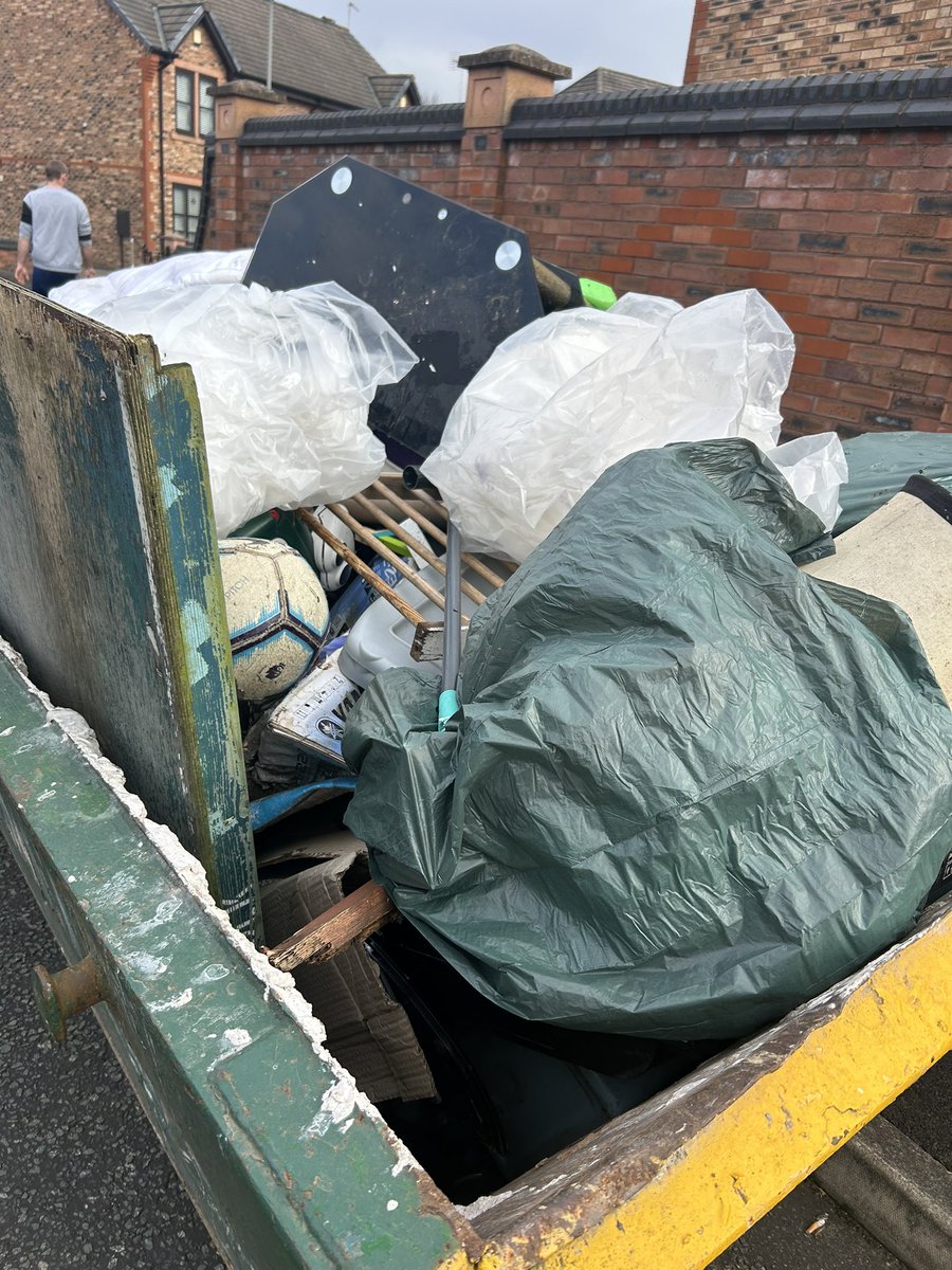 EllieByrnecllr's tweet photo. Fab skip day around Pear Grove, St Michael’s Grove and surrounding streets. Huge thanks to @lpool_LSSL and my Ward Officer Maria Garrity, who assisted elderly residents all morning. This is part of the #KeepBritainClean Campaign. 🫶🏼🖤 @LiverpoolLabour https://t.co/HcM4kytOfy