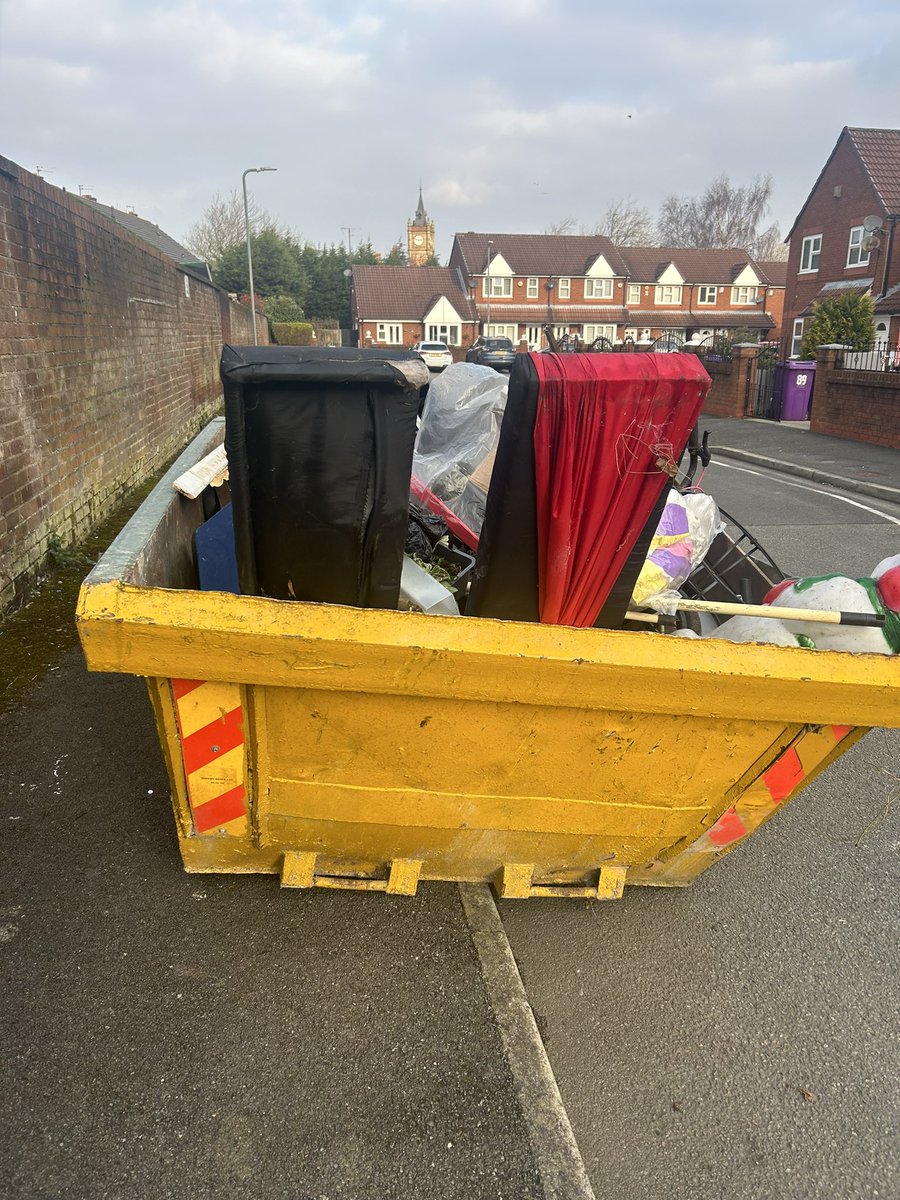 EllieByrnecllr's tweet photo. Fab skip day around Pear Grove, St Michael’s Grove and surrounding streets. Huge thanks to @lpool_LSSL and my Ward Officer Maria Garrity, who assisted elderly residents all morning. This is part of the #KeepBritainClean Campaign. 🫶🏼🖤 @LiverpoolLabour https://t.co/HcM4kytOfy