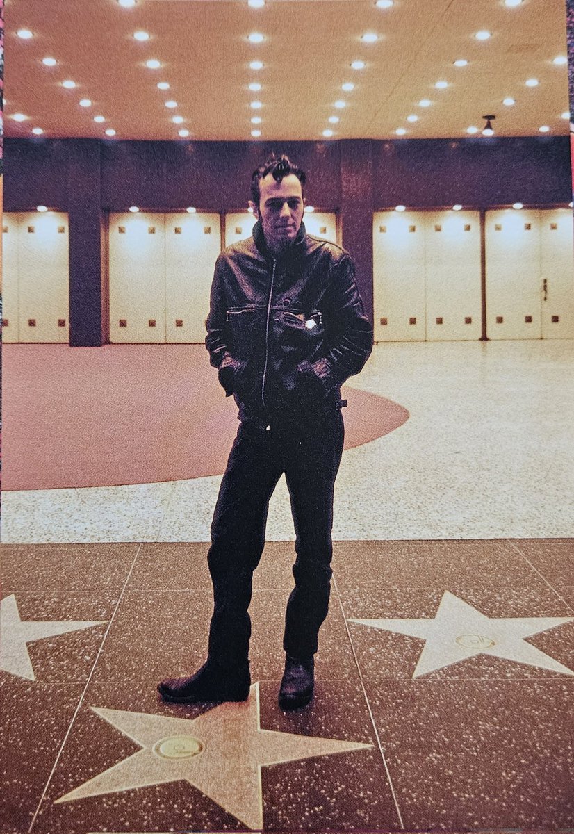 NewWaveAndPunk's tweet photo. Joe Strummer of #TheClash by 
Josh Cheuse. https://t.co/vKUZ9ZDyzs