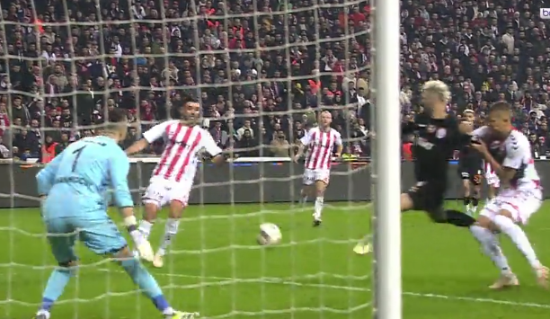 Biri geçen sezondan olmak üzere ligin bazı haftalarında verilen ve birbiriyle alenen çelişen kararları derledim, bir zincir halinde iletiyorum. Arşivinizde bulunsun, buyurun.

Çifte standart - 1 
İlk görsel: Karar penaltı / İki ve üçüncü görseller: Karar devam