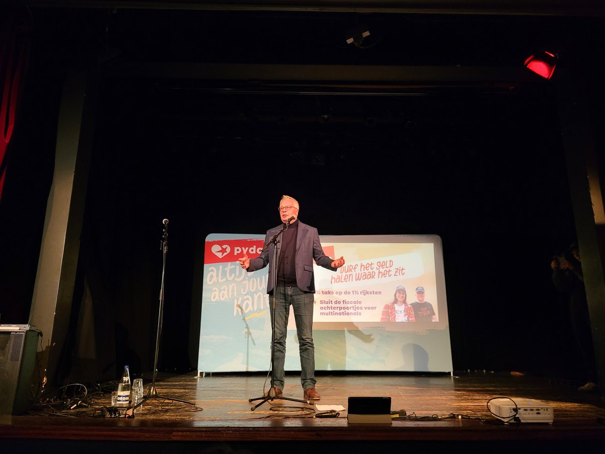 SDereymaeker's tweet photo. .@peter_mertens trapt de eerste  #OnTour af in Borgerhout in een volle zaal Rataplan. #PVDA stelt haar gedurfde verkiezingsplan voor in 150 gemeenten in België. Eerste prioriteit: eerlijke  belastingen. #AltijdAanJouwKant https://t.co/mUqwAR6Rii