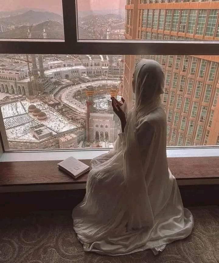 من أشد ما يحزنك يوم الحساب، أنك لا تستطيع أن تعطي أمك أو أبيك أو حتى ولدك وزوجتك حسنة واحدة رغم حبك الشديد لهم، لكنك في المقابل ستكون مُرغماً على إعطاء هذه الحسنات لشخص كرهته فاغتَبتهُ واحتقَرته أو سخِرتَ منه وظلمته.. لذلك سُمّي يوم التغابُن
تأمّلوها جيداً