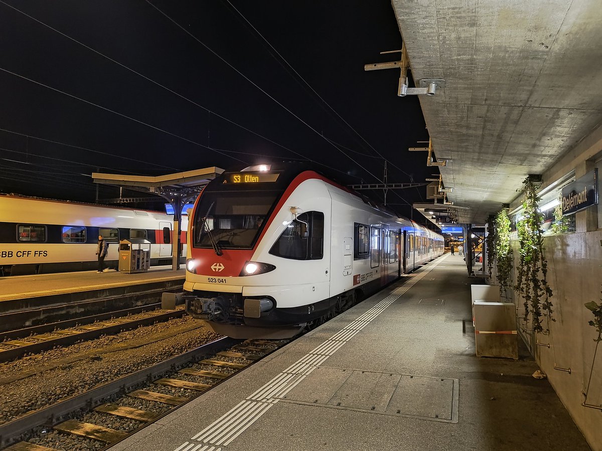 lejeunedutrain's tweet photo. Direction Bâle / Basel SBB depuis Délémont avec ce #S3 du #SBahnBasel reliant Porrentruy a Olten. https://t.co/JeresVvoU1