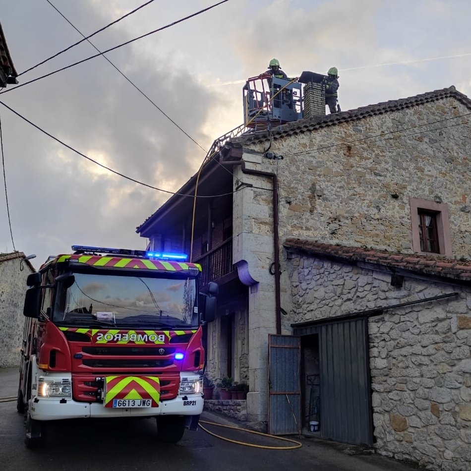112Cantabria's tweet photo. Extinción de incendio de chimenea en #Labarces #Valdáliga. Bomberos @112Cantabria refrigeran el tubo de extracción de humo y revisan la instalación. https://t.co/MM0zdPOmHr