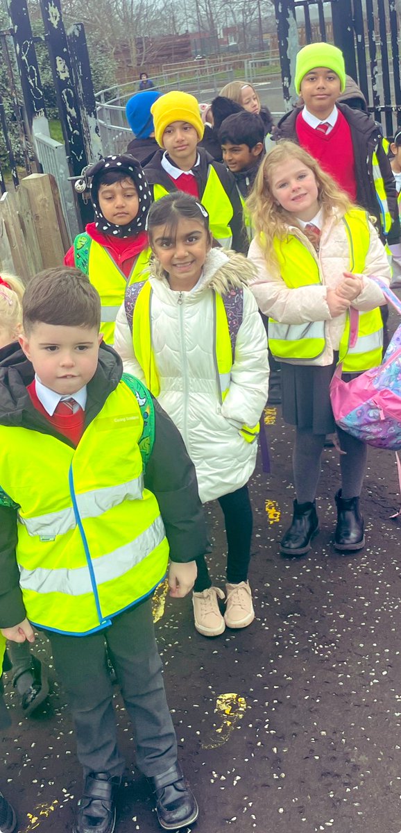 Our walking bus had its first journey this morning along with @Darnley_Primary. Was great to see so many smiling boys and girls. The next walking bus is due on Friday. 🚎🚌🚎🚌🚶‍♂️🚶‍♂️🚶🏽‍♀️