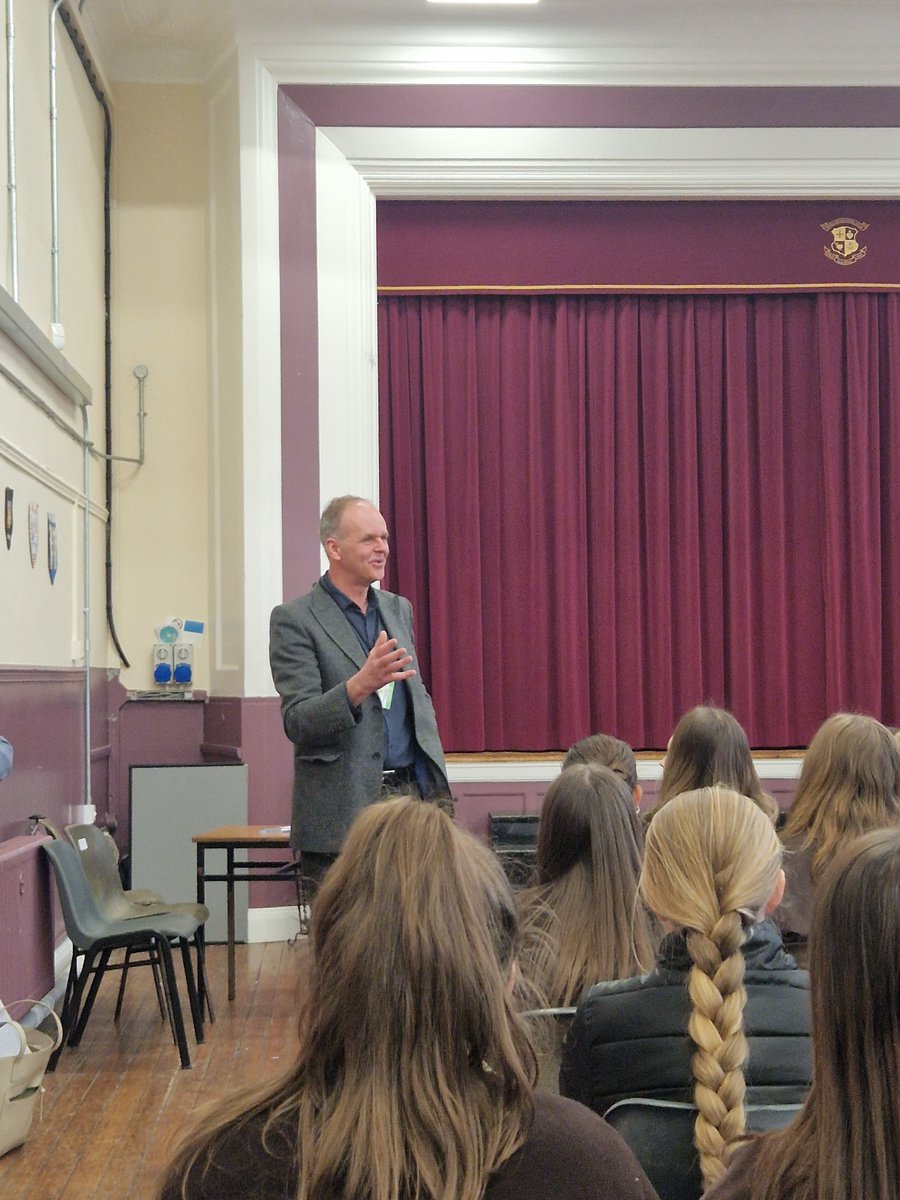 Enjoyed my visit to @loretolk1 this morning, speaking to the Second Year students for their CBA in CSPE. Thanks to Ciara and Ava for helping me out! Lots of questions were raised, a really enjoyable interaction. Thank you to Ms Emma Harvey for the invite, lúchair orm bheith ann