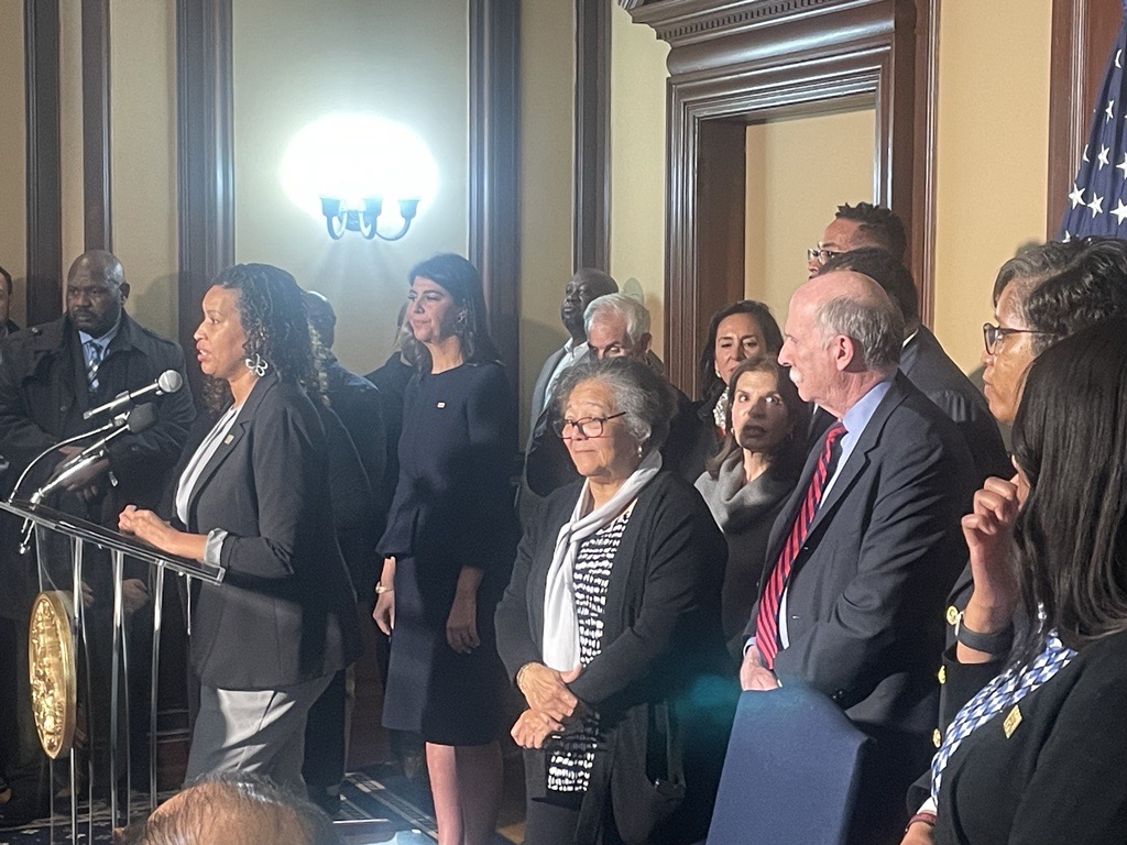 Today I joined @MayorBowser @CMBrookePinto @ChmnMendelson and @CMFrumin at the signing of the #SecureDC Omnibus bill. This bill is a major step towards responding to the number one concern of DC residents: public safety. My hope is that this bill helps reduce crime in the city.