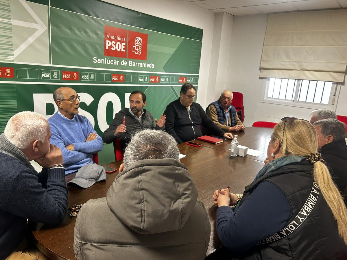 VictorMoraSLuca's tweet photo. Reunido con los miembros de la Federación de vecinos Ciudad de Sanlúcar, atendiendo sus demandas y explicando las acciones que estamos llevando a cabo y para las que es necesaria su participación 🤝 https://t.co/C2Dr6h6gB3
