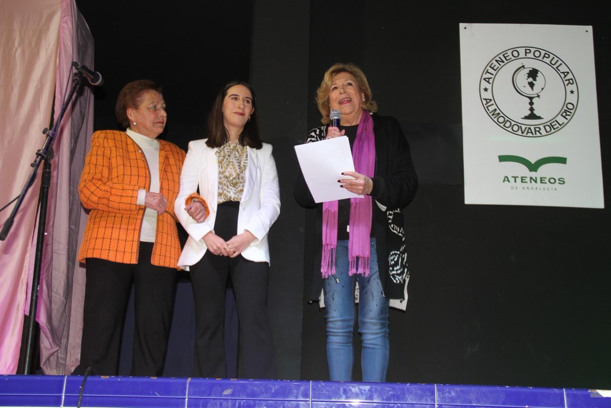 ppalmodovar's tweet photo. 🔝💯Lola Moyano representó al Partido Popular de Almodóvar en el acto Mujeres de Luz que organizó el pasado viernes 8M el Ateneo Popular en el que se homenajearon a dos mujeres de nuestro pueblo:
💜 Encarni Márquez Aguilera.
💜 Laura Sánchez Mata. https://t.co/tHDWnufKBF