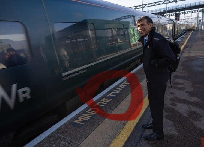 Bravo <a href="/GWRHelp/">GWR</a> for giving <a href="/RishiSunak/">Rishi Sunak</a> his only personal platform marking on his recent visit to Swindon model railway centre.