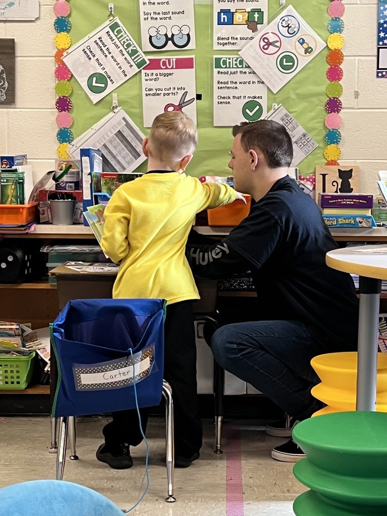 WeAreHickory's tweet photo. To celebrate Reading in schools, Hawks from Mrs. Owens and Mrs. Garder's class went to Butts Road Primary to read to four kindergarten classes! All students enjoyed a literacy-rich experience! 📚 #hawkyeah #readingisfun #flyfearlessly https://t.co/5ZQvfQWDIj