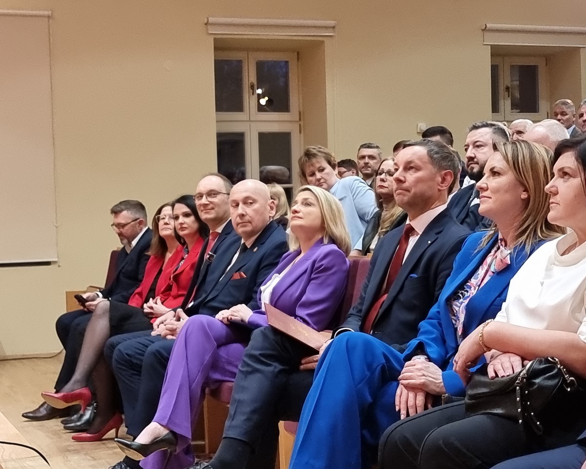 RadoslawBrzozka's tweet photo. .@CzarnekP i jego drużyna do Sejmiku spotkała się dziś w Chełmie. Najpierw na konferencji w Muzeum - Kaplicy św. Mikołaja przedstawiliśmy plany dla powiatów i rozpoczęte działania. Później w Szkole Muzycznej zaprezentowano kandydatów prawicy do powiatu i gmin.
#TakDlaSamorządów https://t.co/TPsBO3Itqv